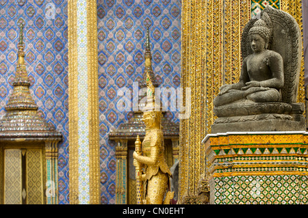 Specchi,mosaici,piastrelle dipinte,decorazioni,Grand Palace,wat pra keaw,Thai,il buddismo religione,,Bangkok, Tailandia Foto Stock