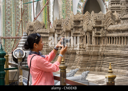 Statua di Kuan Yim al Grand Palace Bangkok, che offre fiori in mani occhi chiusi, Grand Palace, Bangkok, Thaialnd Foto Stock