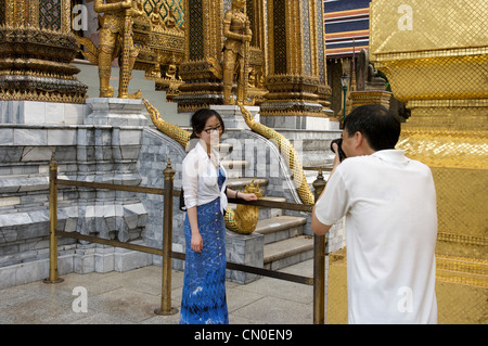 Statua di Kuan Yim al Grand Palace Bangkok, che offre fiori in mani occhi chiusi, Grand Palace, Bangkok, Thaialnd Foto Stock