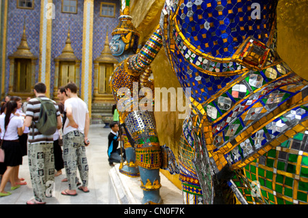 I turisti al wat pra keaw,gigante, pagode,Grand Palace, Bangkok, Thailandia Foto Stock