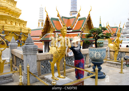 I turisti al wat pra keaw,Grand Palace, Bangkok, Thailandia Foto Stock