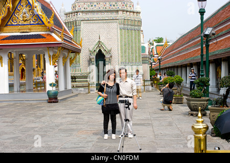 Turisti che scattano una foto al Grand Palace Bangkok, Foto Stock