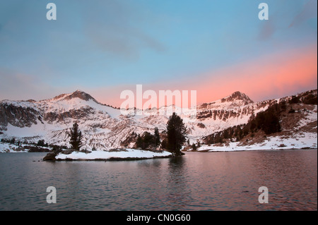 Sunrise oltre i picchi nel Wallowa montagne di Oregon Foto Stock