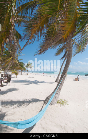 Amaca sulla spiaggia di sabbia bianca Tulum Messico Foto Stock