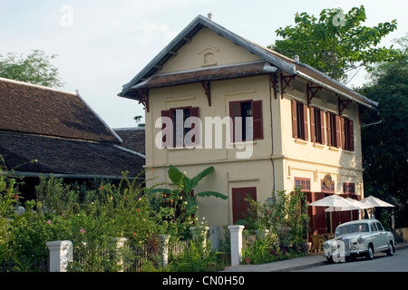 Un classico Mercedez Benz automobile è parcheggiata di fronte 3 Nagas ristorante su una strada di città a Luang Prabang, Laos. Foto Stock