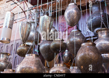 Marocchino lanterne in metallo lampade nel souk di Marrakech Foto Stock