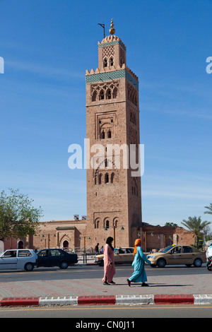 Due donne arabe tranquillamente a piedi lungo il marciapiede con il sottofondo di Koutoubia Foto Stock