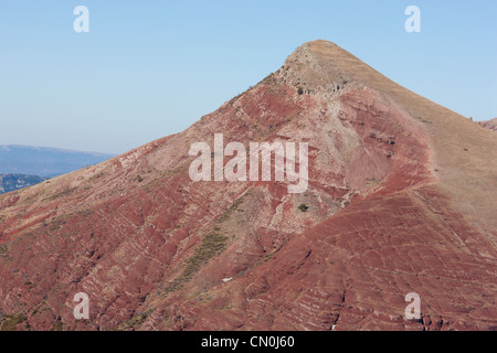 VISTA AEREA. Tête de Rigaud, una vetta alta 1907 metri sopra la gola del Cians. Il suo caratteristico rosso è dovuto alla sua roccia pelite. Alpes-Maritimes, Francia. Foto Stock