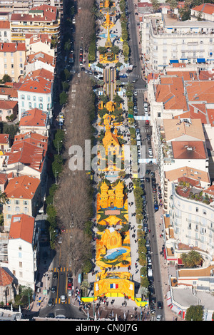 VISTA AEREA. Festa del limone di Mentone nel 2012. Copie di monumenti francesi costruiti con limoni e arance. Costa Azzurra. Francia. Foto Stock