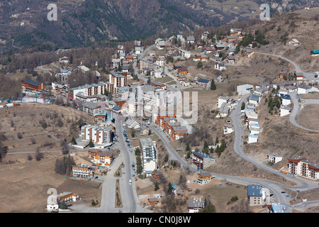 VISTA AEREA. Stazione sciistica di Valberg (1700-2066m). Il backcountry della Costa Azzurra, Francia. Foto Stock