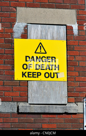 "Pericolo di morte tenere fuori", segno su edificio abbandonato.La Promenade, a Grange-over-Sands, Cumbria, England, Regno Unito, Europa Foto Stock