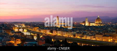 Firenze, il Duomo di Santa Maria del Fiore e il Palazzo Vecchio al tramonto Foto Stock
