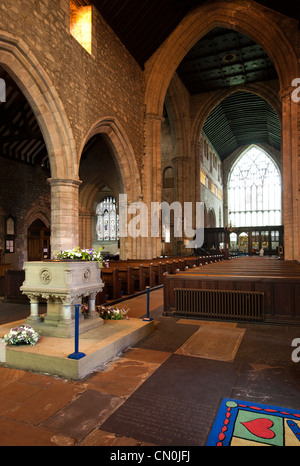 Regno Unito, Cumbria, Cartmel Priory interno, font nella traversata Foto Stock