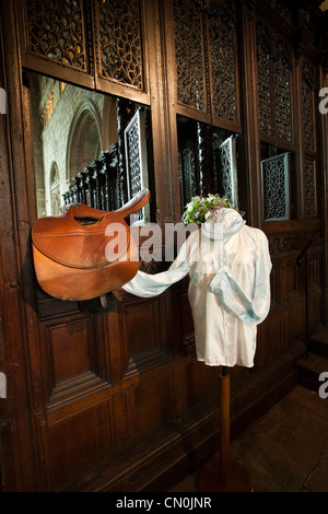 Regno Unito, Cumbria, Cartmel Priory interno, sete di corse e la sella su Rood schermo durante le gare Foto Stock