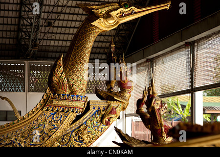 Nel museo nazionale di Royal chiatte, un cigno-come la polena di personale del re chiatta (Thonburi - Bangkok - Thailandia)). Foto Stock