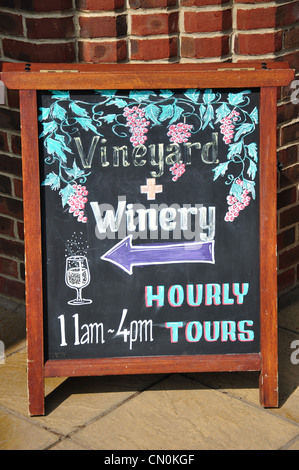 Avvinato tours firmare al Denbies Wine Estate, Dorking, Surrey, Regno Unito Foto Stock