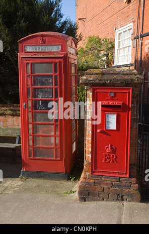 Telefono rosso scatola e Royal Mail casella postale, Woodbridge, Suffolk, Inghilterra Foto Stock