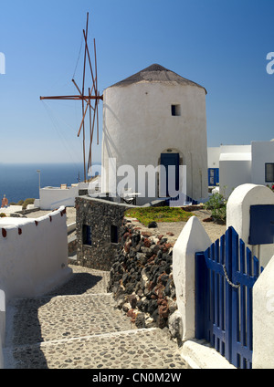 Mulino a vento tradizionale nell'isola di Santorini, Grecia. Foto Stock