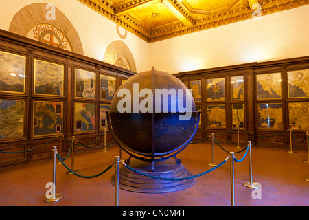 Firenze, vista dall'interno della Sala della Carte Geografiche di Palazzo Vecchio Foto Stock