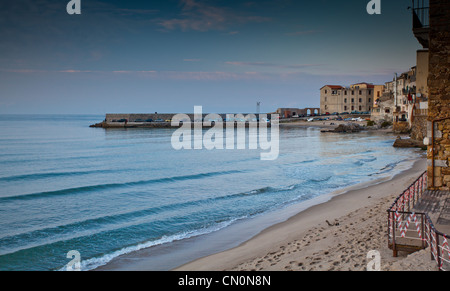 Il porto di Cefalù in Sicilia. Foto Stock