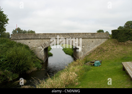 Le fiume Merderet e ponte a La Fiere teatro di scontri tra i paracadutisti americani e tedeschi giugno 1944 su D giorno Normandia Foto Stock