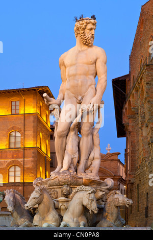 L'Italia, Firenze, la fontana di Nettuno in Piazza della Signoria al crepuscolo Foto Stock