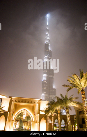 Il Burj Khalifa, edificio più alto del mondo, Dubai, Emirati arabi uniti di notte Foto Stock