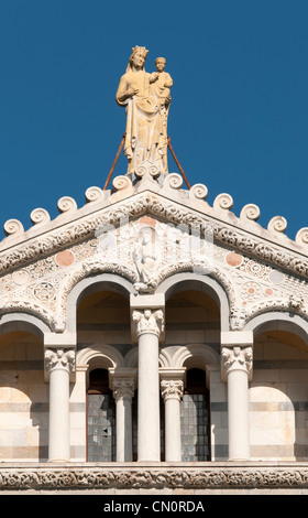 Particolare della facciata del Duomo di Santa Maria Assunta (St. Maria Assunta in Piazza dei Miracoli a Pisa, Toscana, Italia Foto Stock