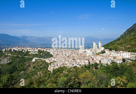 Italia Abruzzo Provincia di l'Aquila Pacentro visualizzare e il Parco della Majella in background Foto Stock