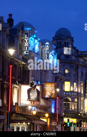 London Theatreland Lirica, Apollo e Gielgud teatri Shaftesbury Avenue di notte con i percorsi del traffico di Londra Inghilterra REGNO UNITO Foto Stock