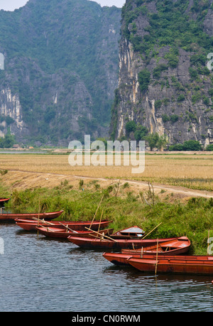 Villaggio del porto al Bich Dong nei pressi di Ninh Binh in Vietnam. Barche a remi nel villaggio di fiume. Foto Stock