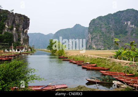 Villaggio del porto al Bich Dong nei pressi di Ninh Binh in Vietnam. Barche a remi nel villaggio di fiume. Foto Stock