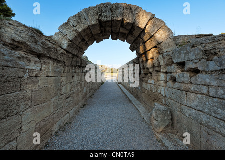 Krypte è lo stadio monumentale ingresso (5 cent. A.C.) in Olympia, Grecia Foto Stock