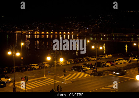 Luci sul mare Adriatico dal porto di Trieste di notte, Trieste, Italia Foto Stock