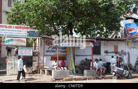 Strada tipica scena di strada nella periferia di Mumbai, India Foto Stock