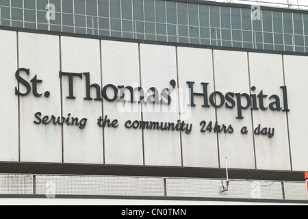 Segno al di fuori di san Tommaso' Hospital, parte del ragazzo e St Thomas' NHS Foundation Trust nella zona centrale di Londra, Regno Unito. Foto Stock