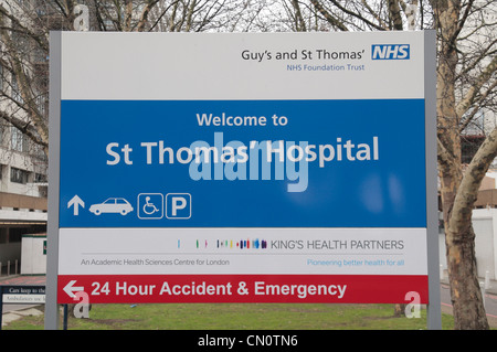 Segno di benvenuto al di fuori di san Tommaso' Hospital, parte del ragazzo e St Thomas' NHS Foundation Trust nella zona centrale di Londra, Regno Unito. Foto Stock