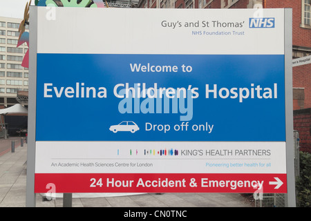 Segno di benvenuto al di fuori di Evelina ospedale per bambini, parte del ragazzo e St Thomas' NHS Foundation Trust nella zona centrale di Londra, Regno Unito. Foto Stock