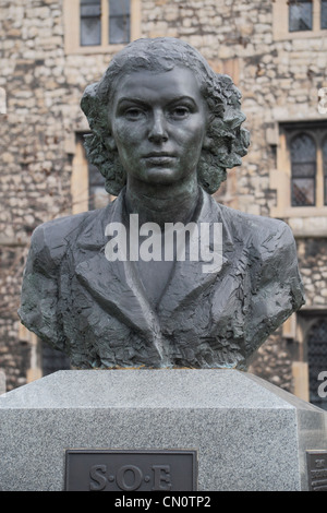 Scultura di violette Szabo sulla macchia francese di combattenti per la resistenza del Memoriale della Seconda Guerra Mondiale, Lambeth Palace Road, Londra, Regno Unito. Foto Stock