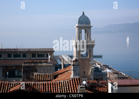 Vista sui tetti di Trieste e il Mare Adriatico con il campanile di una chiesa in primo piano Trieste Italia Foto Stock