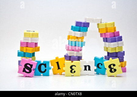 Parola scienza scritto con i pezzi di un bambini parola puzzle game. Foto Stock