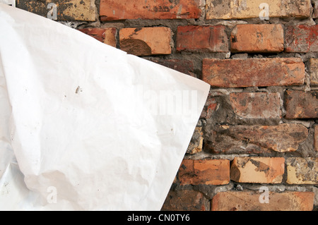 Blank carta strappata poster su un vecchio muro di mattoni Foto Stock