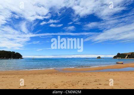 Bellissima spiaggia con interessanti la formazione di nube, facendolo apparire come se una grande onda è in arrivo. Foto Stock