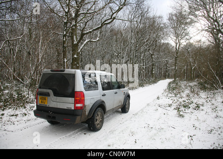 Un Land Rover Discovery 3 4x4 su una pista innevata in Kent Foto Stock