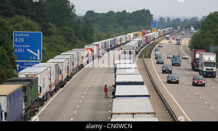 Autocarri queueing sulla M2 in Kent come parte dell'operazione "Stack' durante l'azione industriale in Francia Foto Stock