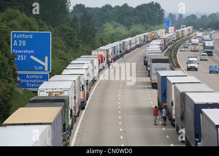 Autocarri queueing sulla M2 in Kent come parte dell'operazione "Stack' durante l'azione industriale in Francia Foto Stock