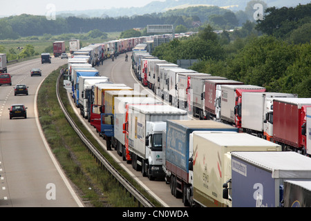 Autocarri queueing sulla M2 in Kent come parte dell'operazione "Stack' durante l'azione industriale in Francia Foto Stock