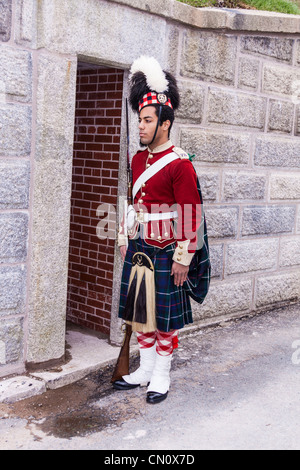 Guardia reale degli Highlanders del reggimento canadese reale in uniforme colorata al forte della Cittadella in Halifax, Nuova Scozia, Canada. Foto Stock