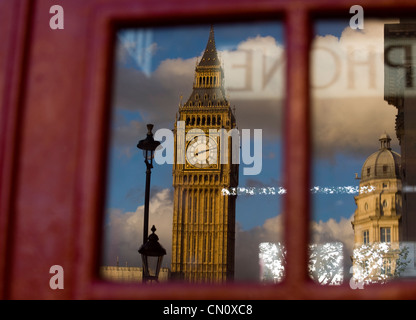 Palazzo di Westminster clock tower Big Ben si riflette in un telefono rosso booth a Londra, Inghilterra, il nov. 3, 2009. (Adrien Veczan) Foto Stock