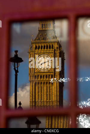 Palazzo di Westminster clock tower Big Ben si riflette in un telefono rosso booth a Londra, Inghilterra, il nov. 3, 2009. (Adrien Veczan) Foto Stock